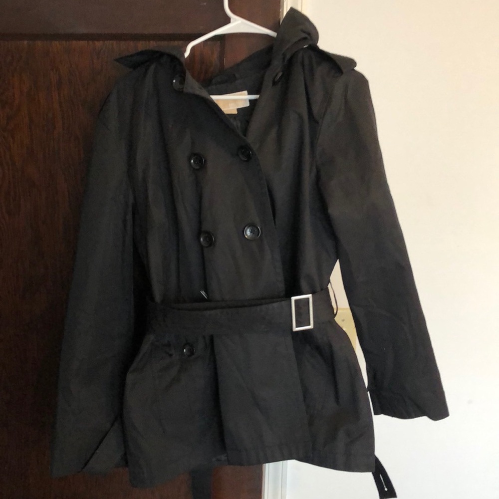 Micheal Kors belted rain coat. Black. Size xl.